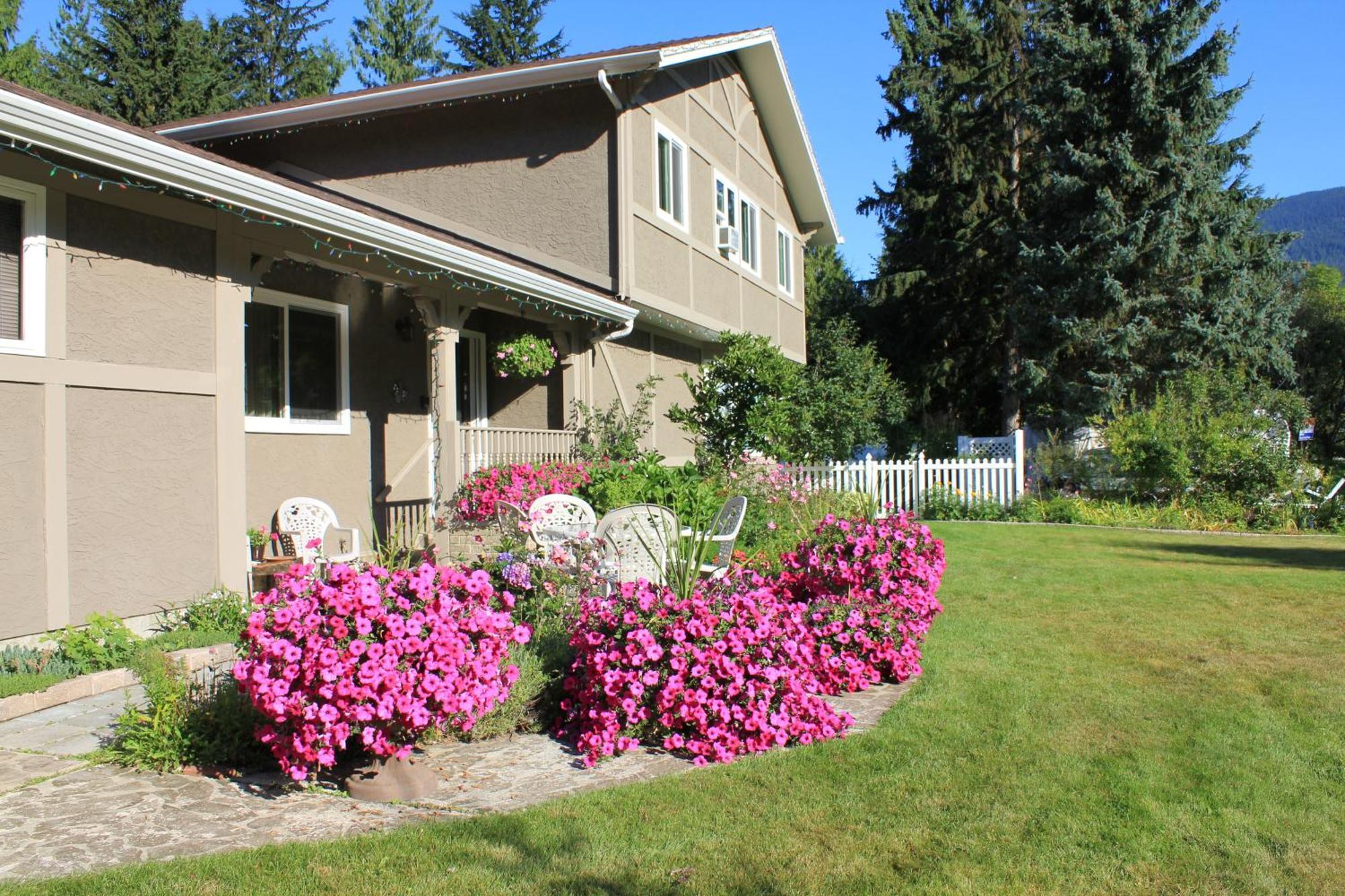 Alpenrose Revelstoke Bed & Breakfast Luaran gambar